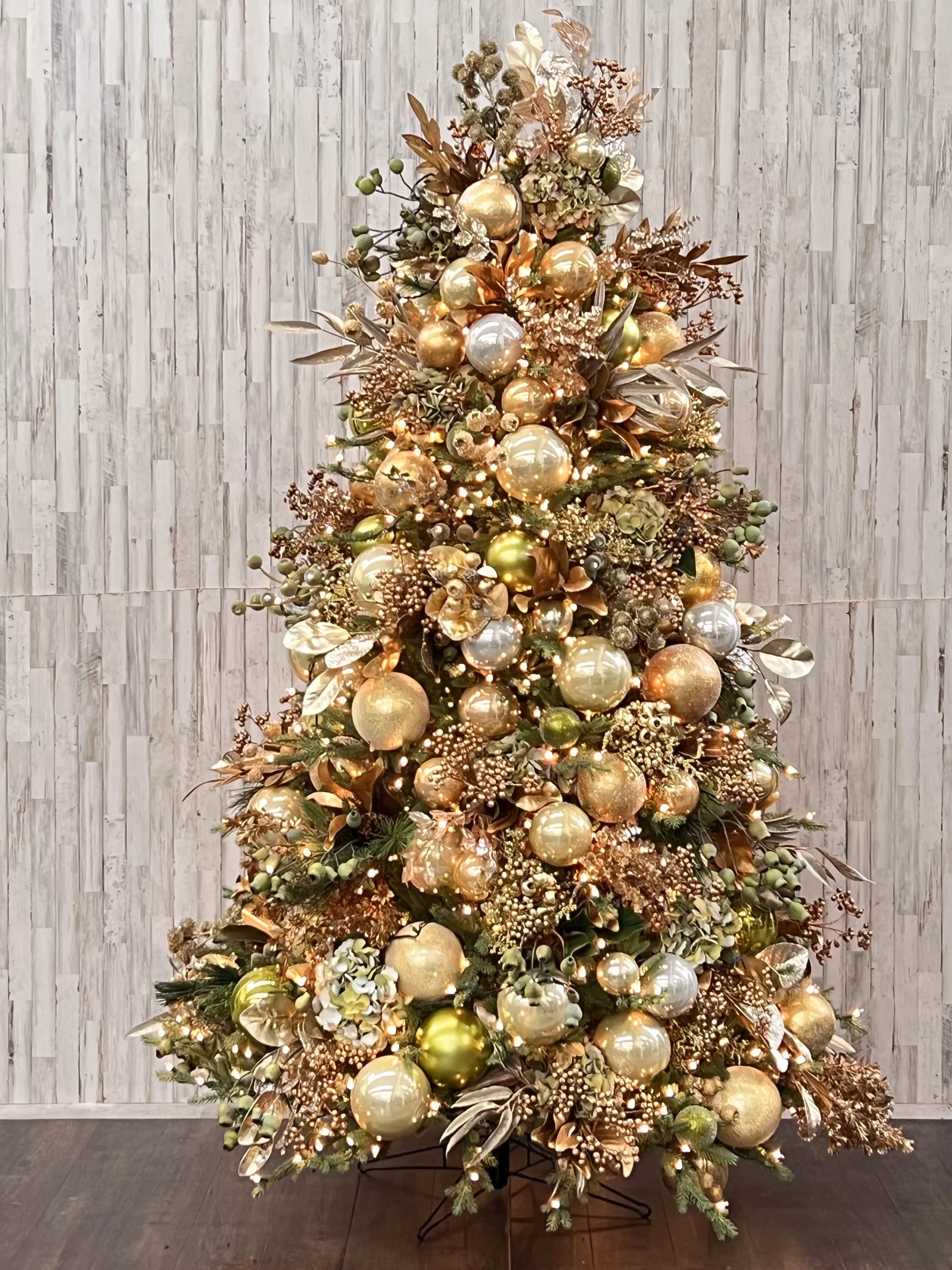 Hot Estate Gold Pre-Decorated Tree 7.5-ft Our Favorite Holiday Decor